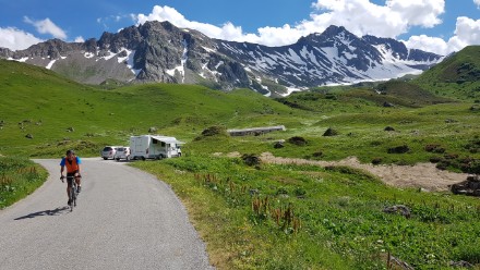 Radtouristen Cormet de Roseland Abfahrt nach Beaufort in den französischen Alpen